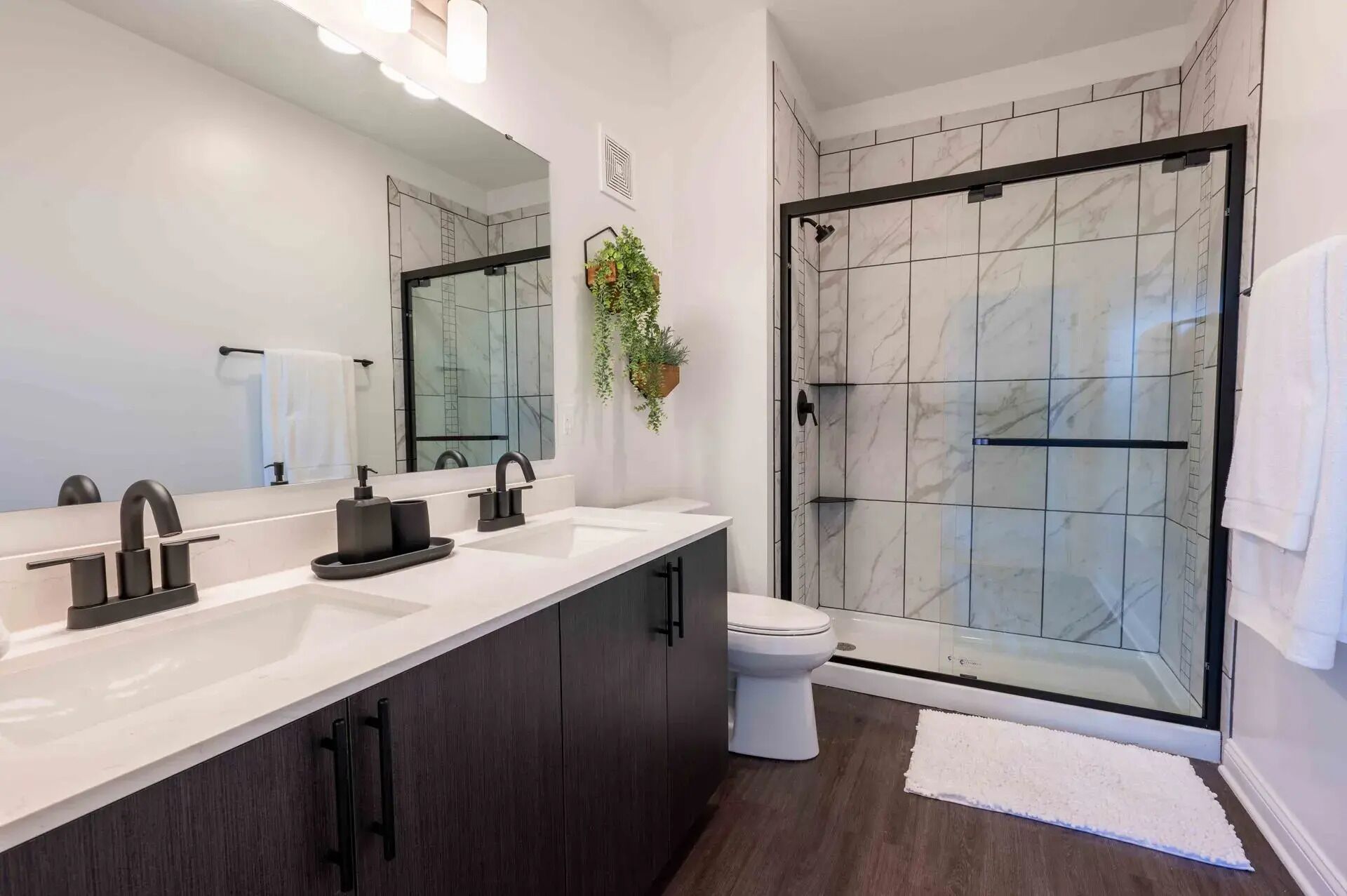 Doccia, asciugacapelli, asciugamani, sapone