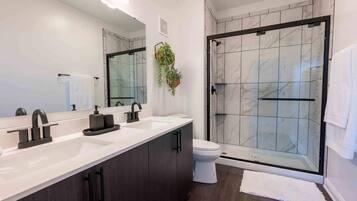 Doccia, asciugacapelli, asciugamani, sapone