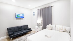 3 bedrooms, iron/ironing board, WiFi, bed sheets - Exotic home 3bed2bath 20min to beach downtown (Spring Valley)