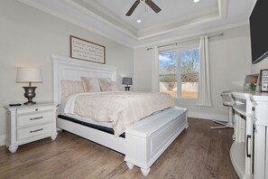 3 bedrooms, desk, iron/ironing board, free WiFi