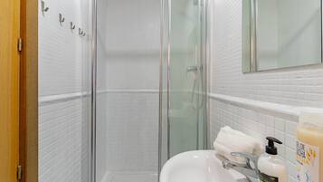 Ducha, secador de pelo y toallas