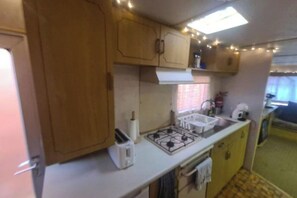 Een koelkast, een oven, een kookplaat, een koffiezetapparaat/waterkoker