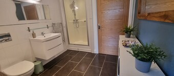 1-Bed Apartment - Sleeps 2 & Private Parking