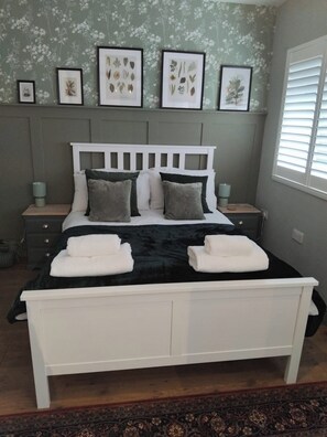 1 bedroom, iron/ironing board, WiFi, bed sheets - 1-Bed Apartment - Sleeps 2 & Private Parking (Llansantffraid)