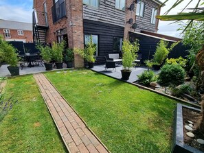 Outdoor dining - 1-Bed Apartment - Sleeps 2 & Private Parking (Llansantffraid)