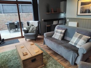 TV, stereo - 1-Bed Apartment - Sleeps 2 & Private Parking (Llansantffraid)