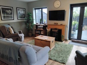 TV, stereo - 1-Bed Apartment - Sleeps 2 & Private Parking (Llansantffraid)