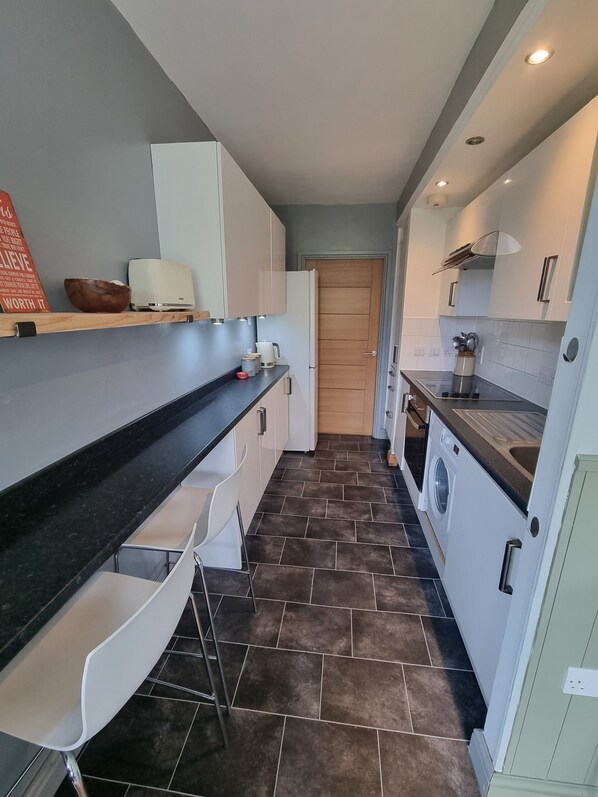 Jääkaappi, mikroaaltouuni, uuni, liesi