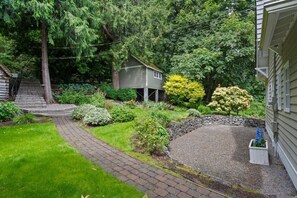 Property grounds - Historic Beach Cottage on The Puget Sound (Bremerton)