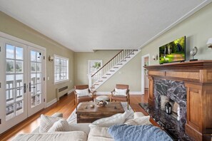Smart TV, offices - Historic Beach Cottage on The Puget Sound (Bremerton)