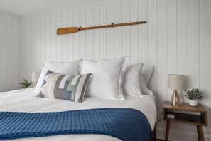 2 bedrooms, desk, iron/ironing board, free WiFi - Historic Beach Cottage on The Puget Sound (Bremerton)