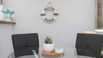Superior Apartment, Beachside | In-room dining