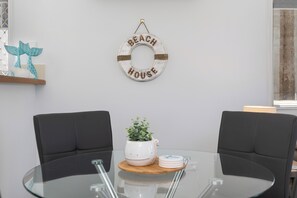 Superior-Apartment, am Strand | Essbereich im Zimmer