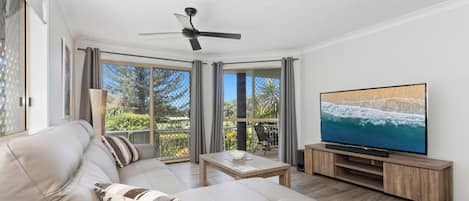 Apartemen Superior, tepi pantai | Area keluarga | Smart TV 55-inci dengan saluran TV digital dan Netflix