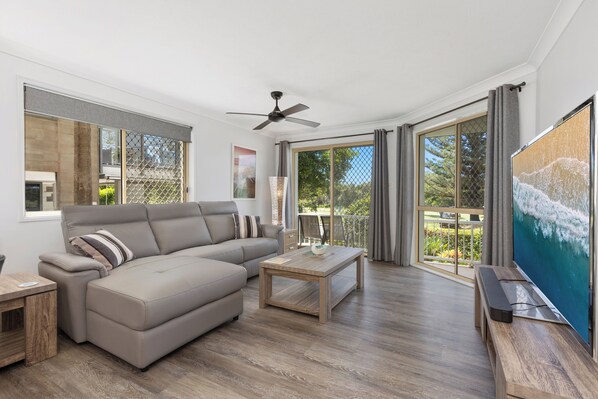 Living area - 2 Bed Beachfront Apartment in Kingscliff (Kingscliff)