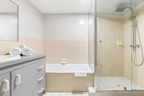 Superior Apartment, Beachside | Bathroom - 2 Bed Beachfront Apartment in Kingscliff (Kingscliff)