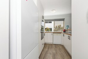 Superior-Apartment, am Strand | Eigene Küche | Großer Kühlschrank, Mikrowelle, Ofen, Herdplatte