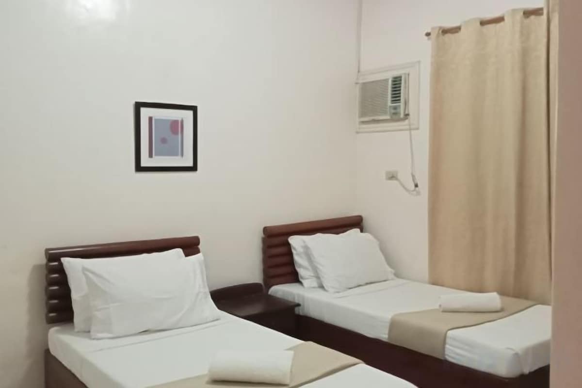 RedDoorz Twin Room