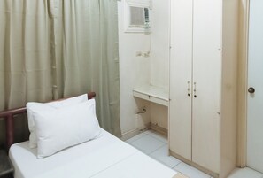 A bedroom with a bed, a wardrobe, and a window with blinds. - Reddoorz @ Casa Marabella Villamonte Bacolod City (Bacolod)