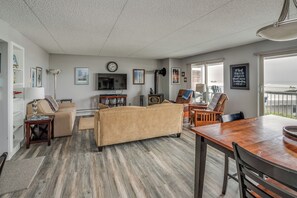 Fernseher, Kamin, DVD-Player