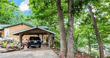 Cozy lakefront getaway with fenced yard & hammock