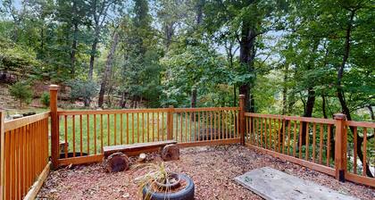 Cozy lakefront getaway with fenced yard & hammock