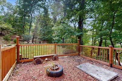 Cozy lakefront getaway with fenced yard & hammock