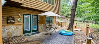 Cozy lakefront getaway with fenced yard & hammock
