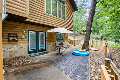 Cozy lakefront getaway with fenced yard & hammock