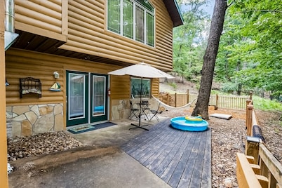 Cozy lakefront getaway with fenced yard & hammock