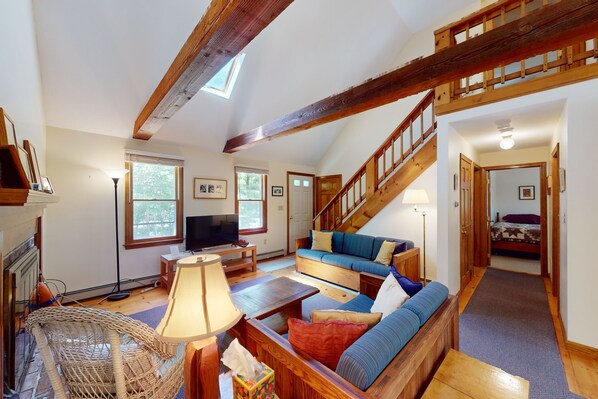 TV, DVD player, books - Airy home with AC, W/D, deck, & bikes- close to Nauset Light Beach & trails (Eastham)