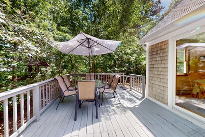 Airy home with AC, W/D, deck, & bikes- close to Nauset Light Beach & trails