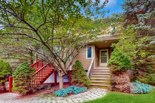 Splendid dog-friendly home with hot tub, deck, free WIFI & gas grill