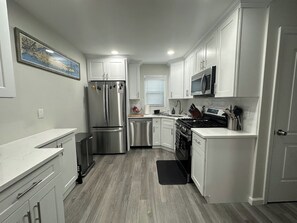 Micro-ondes, plaque de cuisson, lave-vaisselle, cafetière/bouilloire