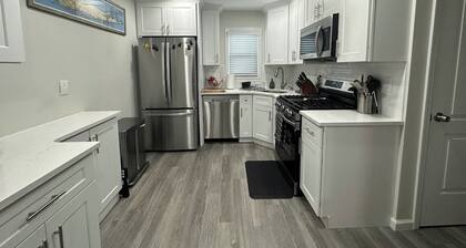 The Long Beach Gem is a Cozy 3-bedroom apt with a 5min walk to the beach