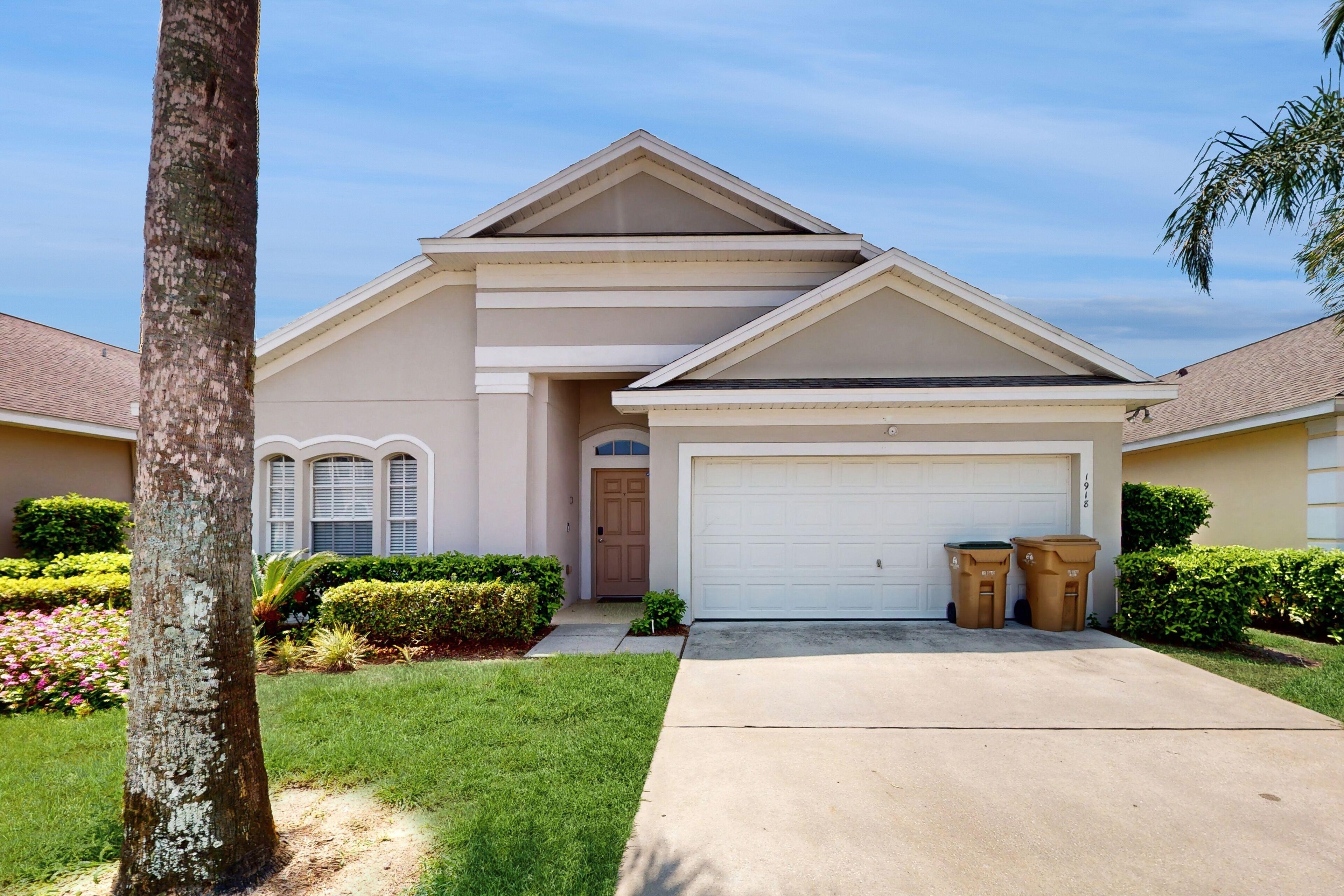 Spacious home with full kitchen, W/D & private pool