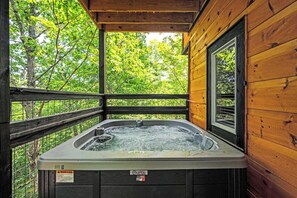Outdoor spa tub - Poolin` In The Smokies - Indoor Pool Cabin (Sevierville)