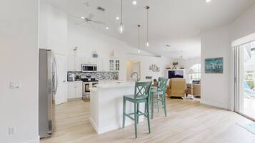 ثلاجة، ميكروويف، فرن، موقد طهي مسطح