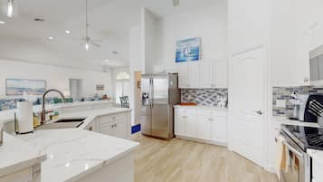 ثلاجة، ميكروويف، فرن، موقد طهي مسطح