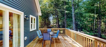 Peaceful new cabin, close to downtown, rail trail & beaches for all seasons fun