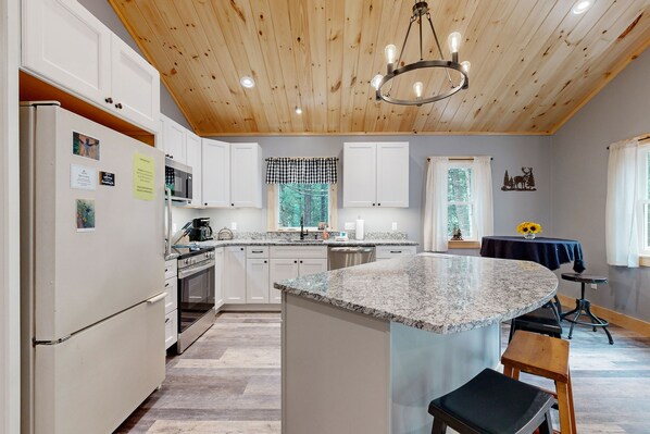 Refrigerador, microondas, horno y parrilla de estufa 