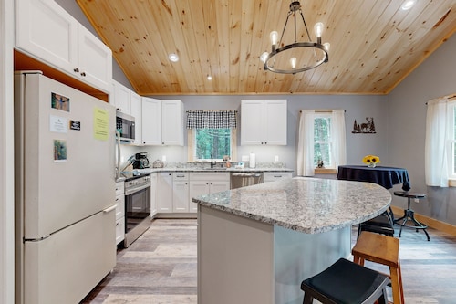 Peaceful new cabin, close to downtown, rail trail & beaches for all seasons fun