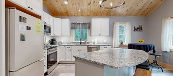 Peaceful new cabin, close to downtown, rail trail & beaches for all seasons fun