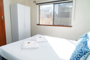 1 habitación, tabla de planchar con plancha, wifi gratis y ropa de cama 
