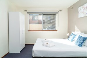 1 habitación, tabla de planchar con plancha, wifi gratis y ropa de cama 