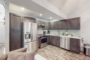 Fridge, microwave, oven, stovetop - Splendid home with deck, W/D & free WIFI (Blakeslee)