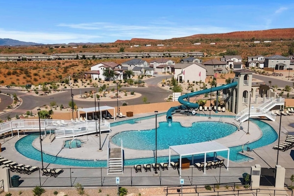 Una piscina al aire libre, una piscina climatizada