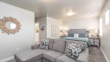 3 quartos, escrivaninha, ferros/tábuas de passar roupa, berço de viagem