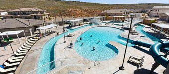 Spacious 3Br/8 Beds, Garage, Wifi, Close to Pool, Centrally Located, Family Fun
