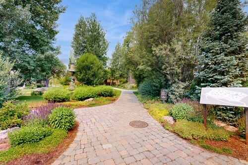 Charming condo with WiFi, deck, fireplace, shared pool, hot-tub, and sauna